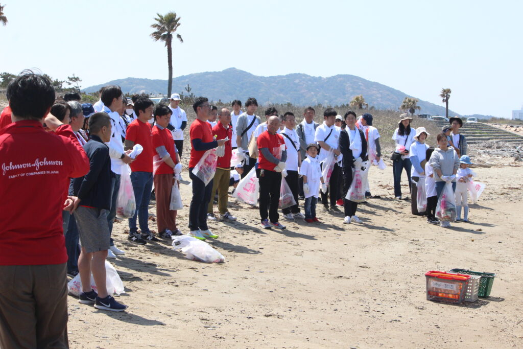 海岸清掃活動に集まった参加者の様子