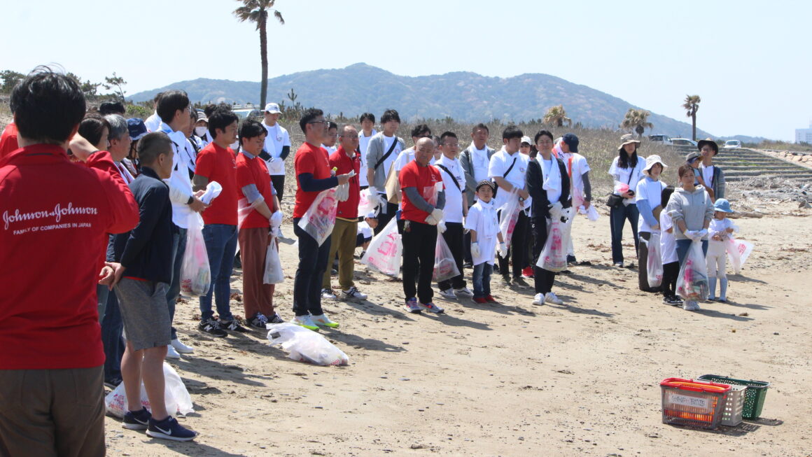 第359回西の浜クリーンアップ活動｜企業ボランティア89人参加で海ゴミ200kg回収