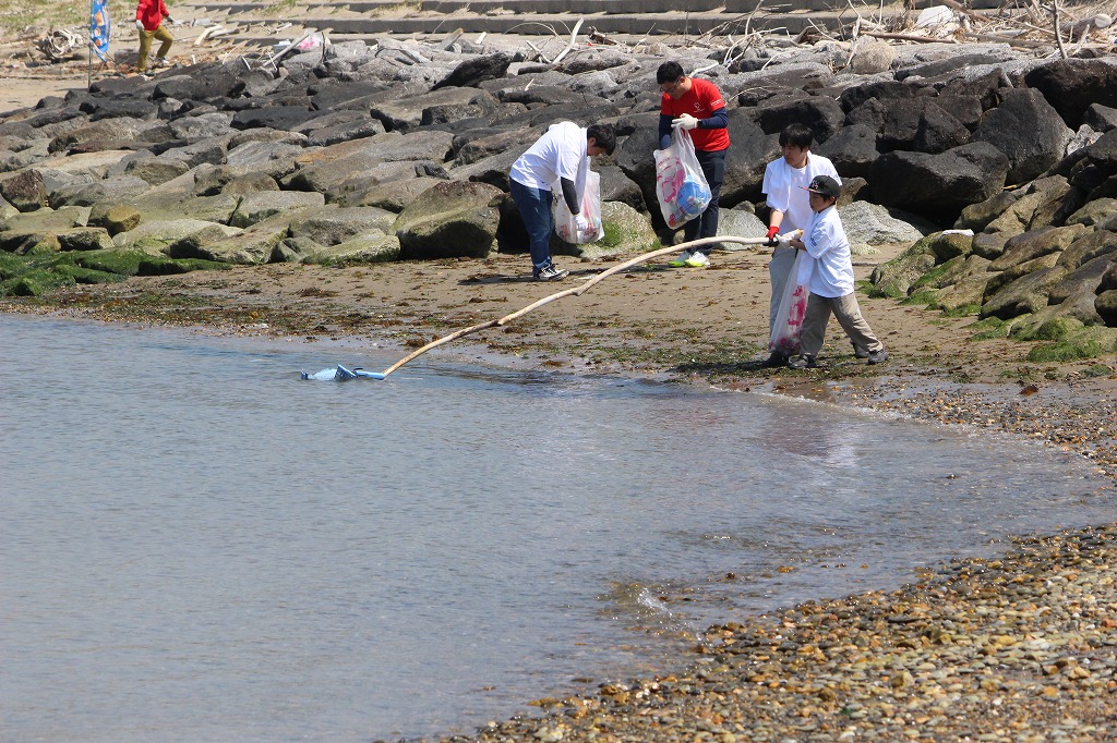 子どもたちが積極的にゴミ拾いに参加