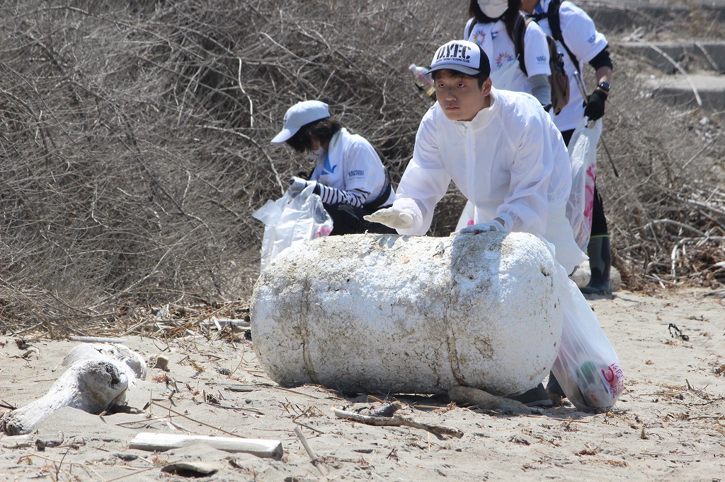 回収されたプラスチックゴミの分別作業