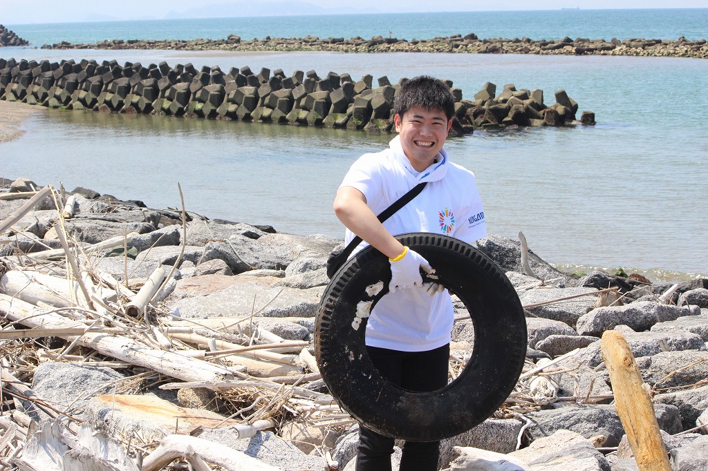 大型ゴミも含めて回収されたゴミの山