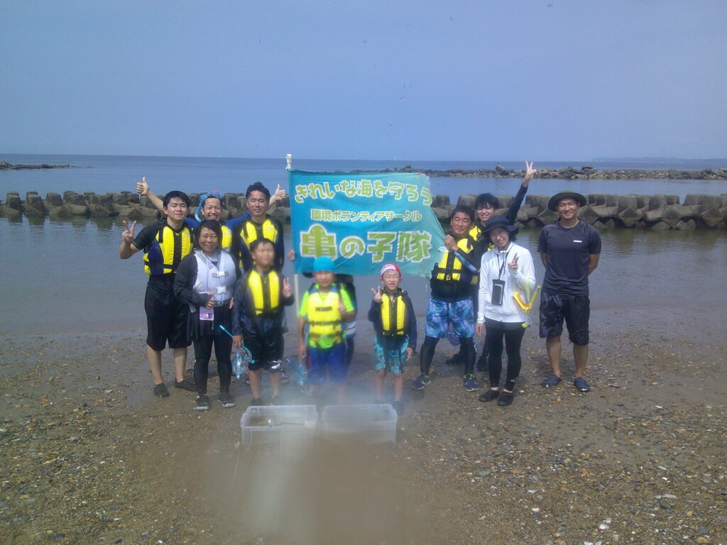 マンツーマン指導によるスノーケリング体験を満喫する参加者たちの満足した表情