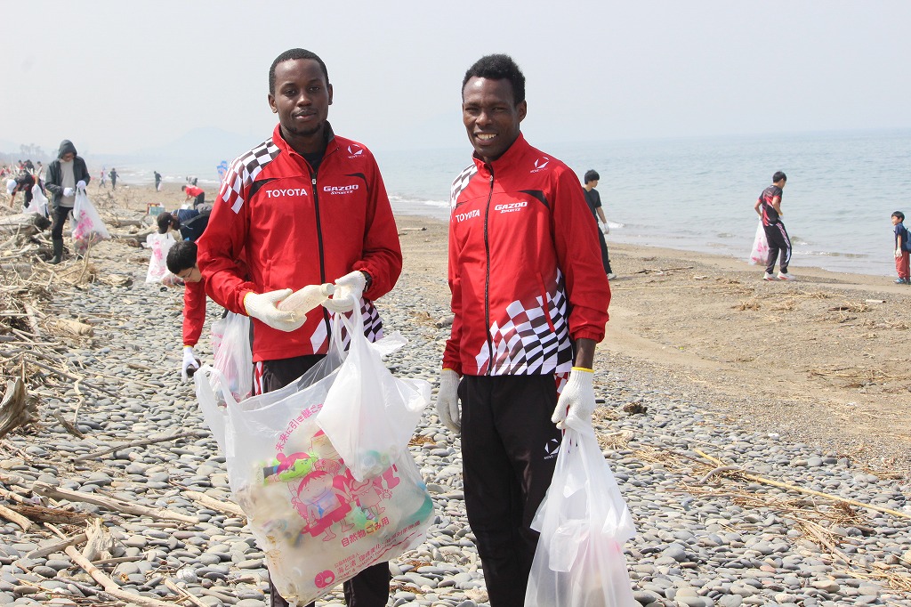 トヨタ自動車陸上部の選手たちのクリーンアップ活動