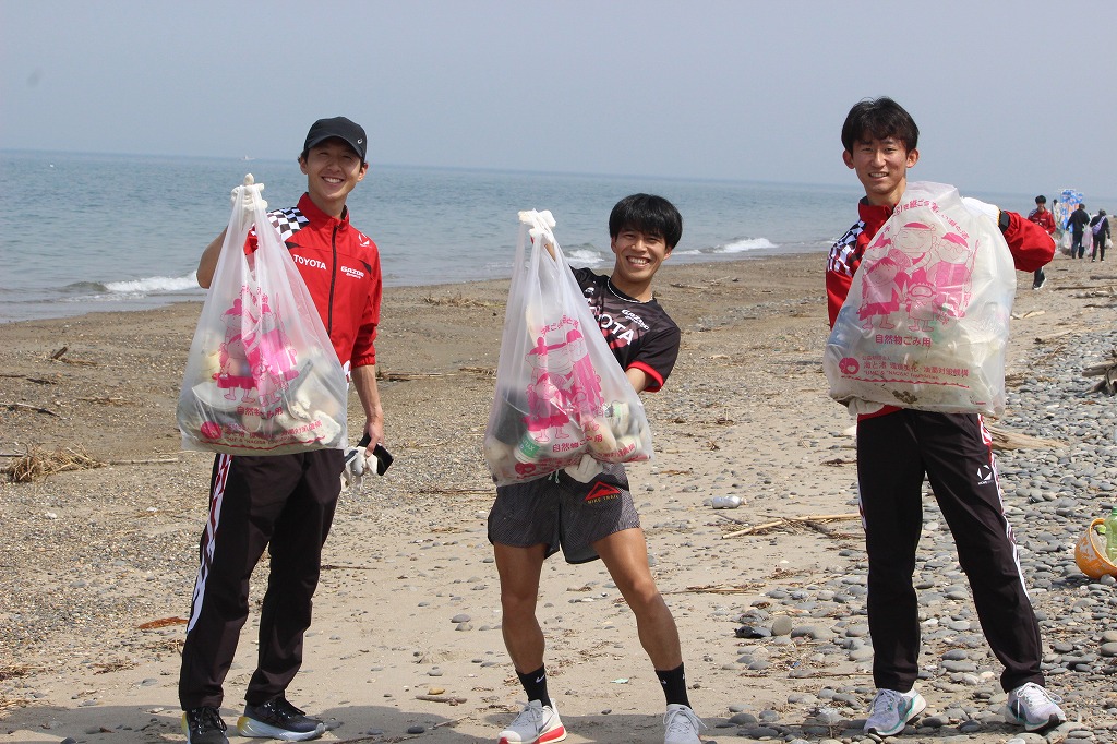 参加者が手際よくゴミ収集に取り組む様子