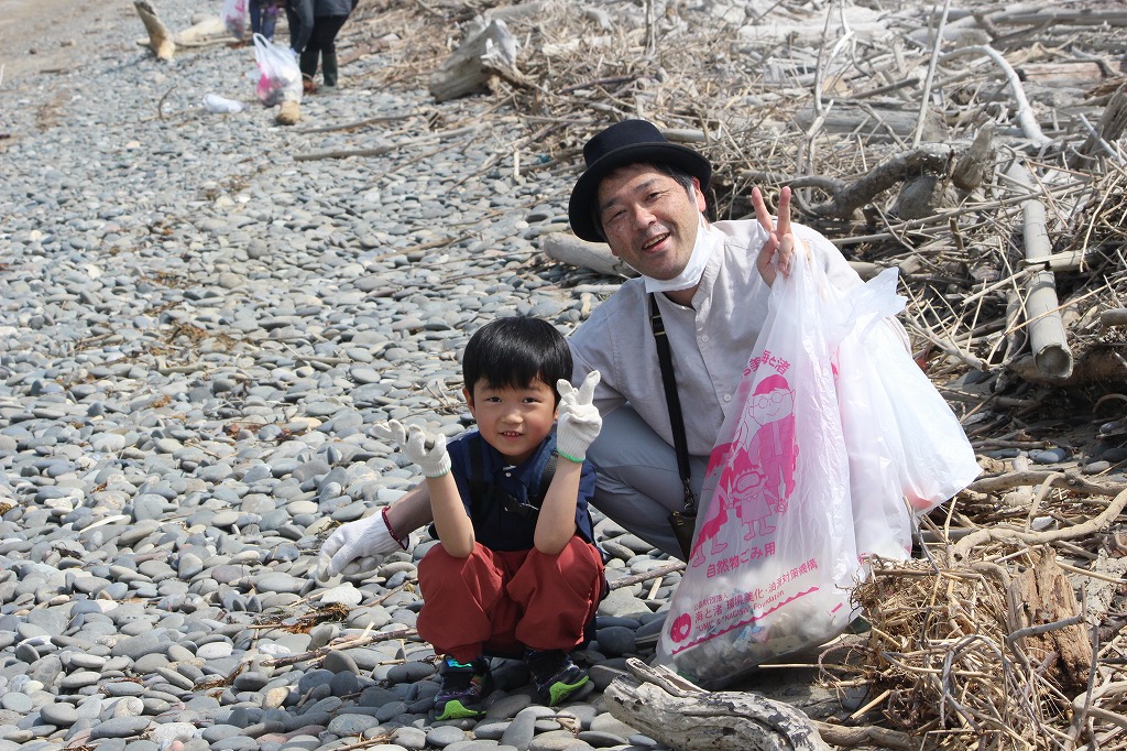 チームワークでゴミ回収に取り組む様子