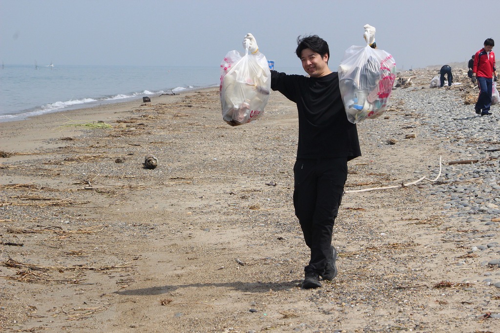 ペットボトルからキャップを外す分別作業