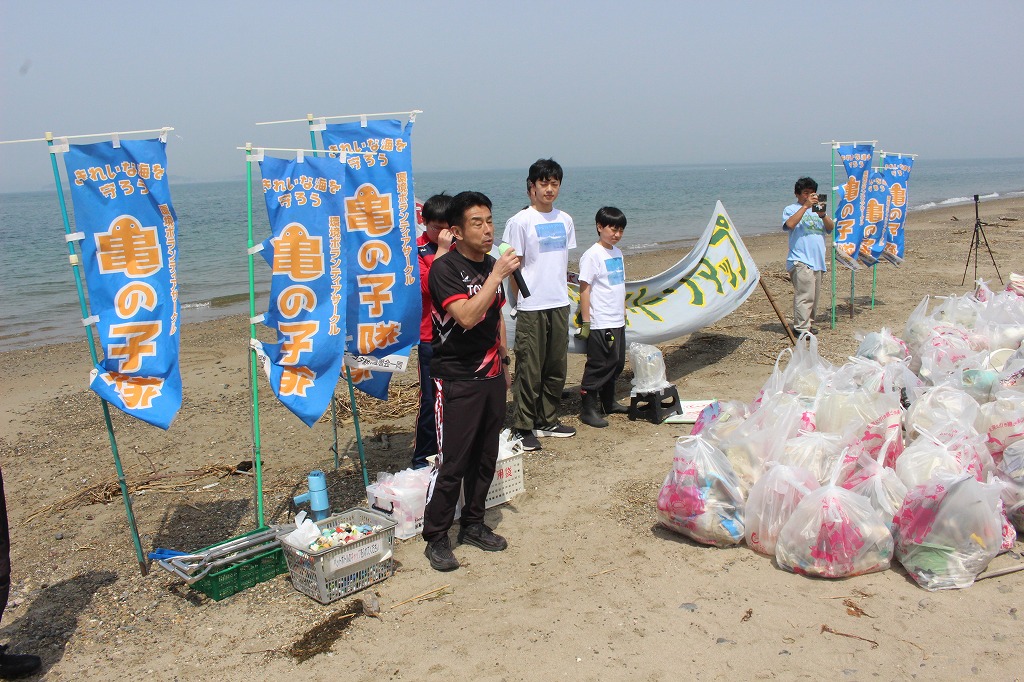 回収されたゴミの分別と計量作業