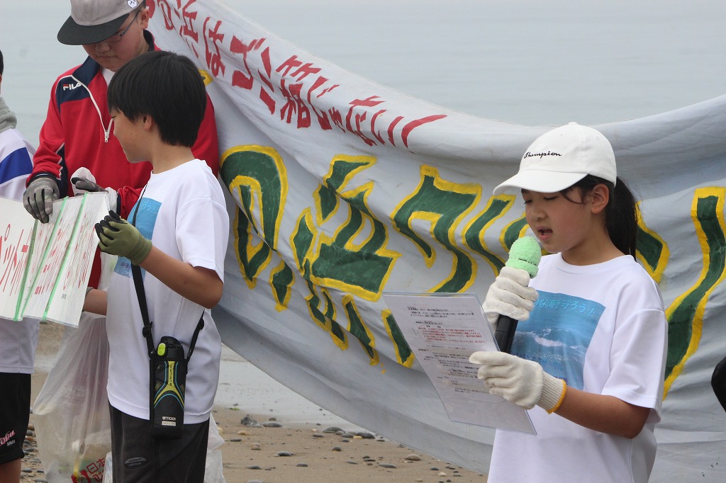 第361回西の浜クリーンアップ活動の開会式で集合する69名の参加者