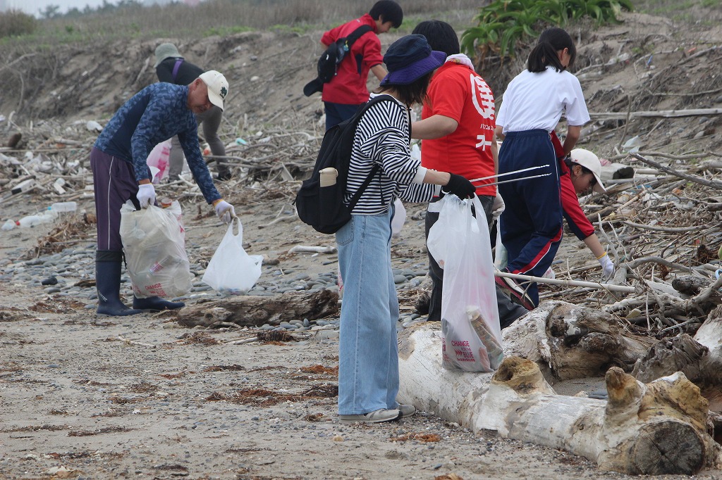 参加者が手際よく海岸に散らばったゴミを回収している様子