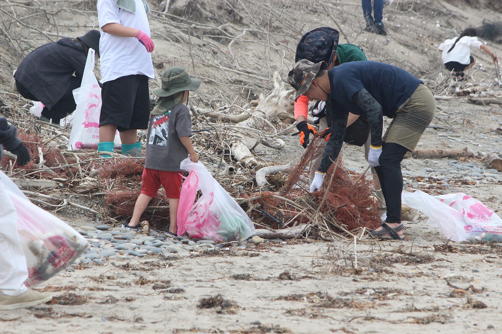 福江中学校ドリームの会の中学生たちが積極的にゴミ拾いに取り組む姿