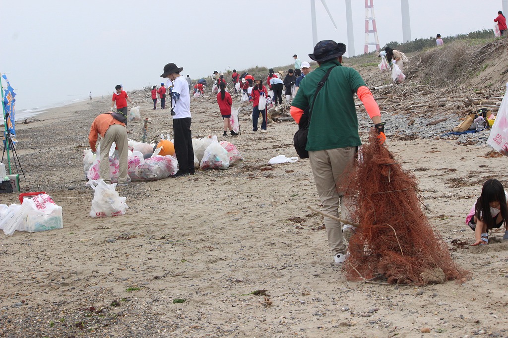 初参加の中学生たちがチームワークよくクリーンアップ活動を進める様子