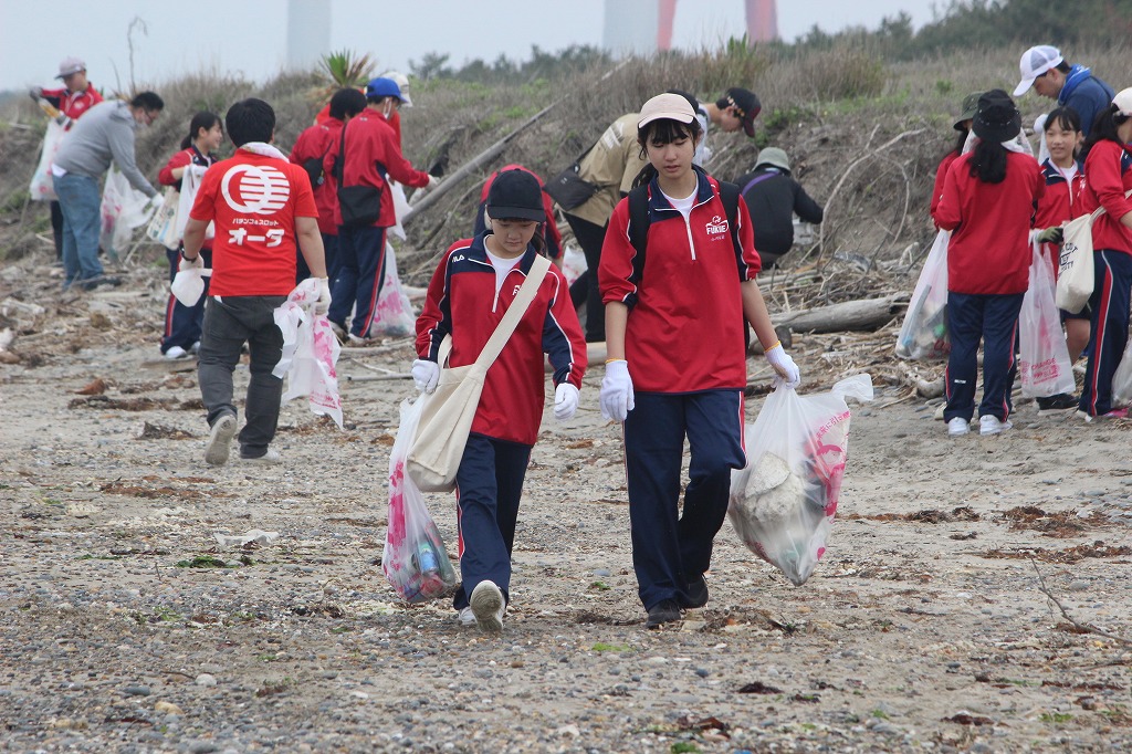 回収されたゴミの分別作業に取り組む参加者たち