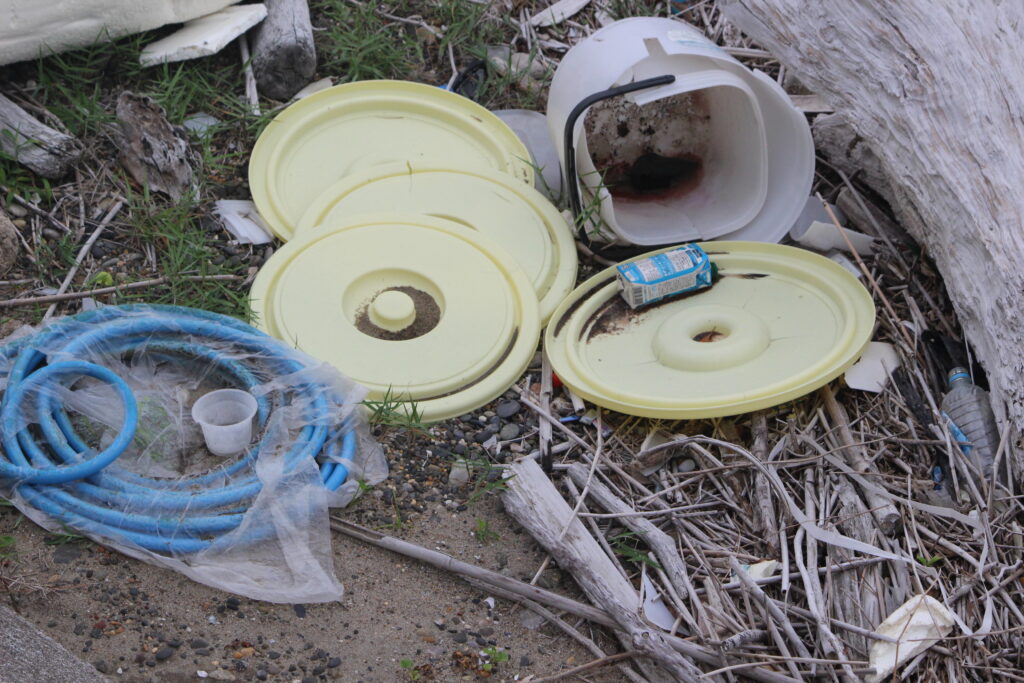 回収作業に集中して取り組むトヨタ紡織の参加者たち