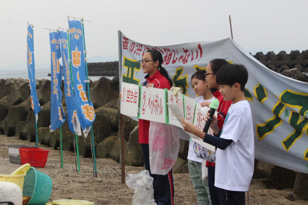 雨が降り始める中でも熱心にクリーンアップ活動に取り組む参加者たち