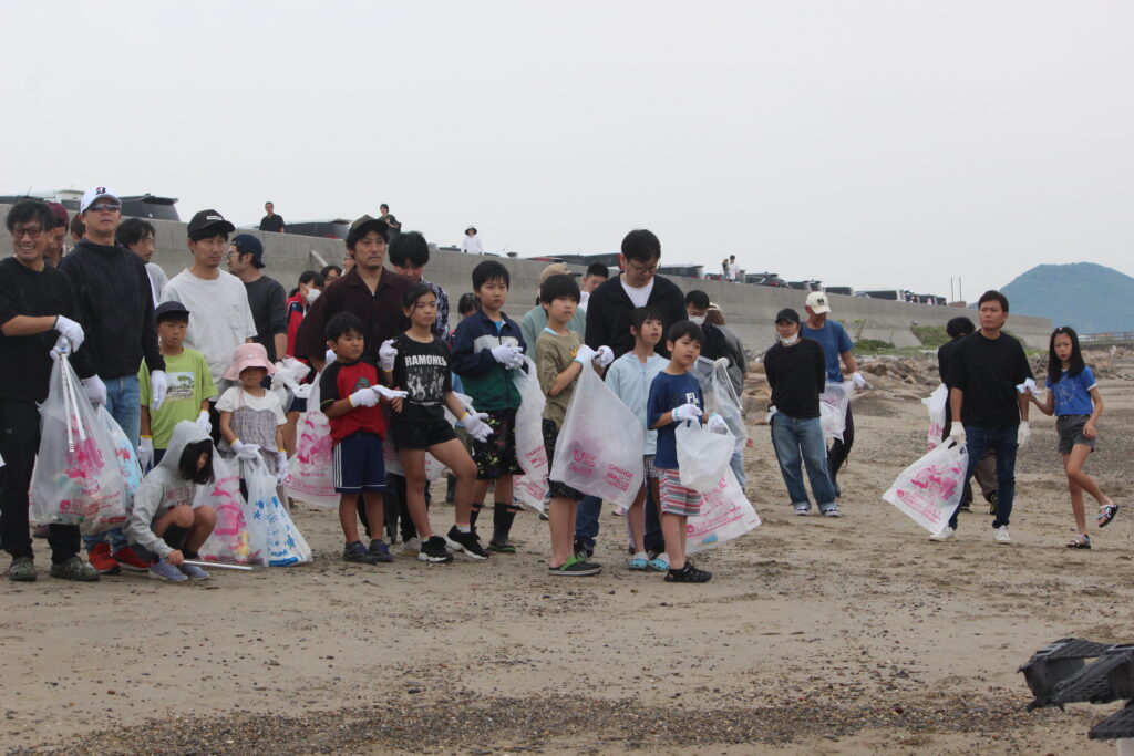 親子で協力してゴミ回収に取り組む参加者家族