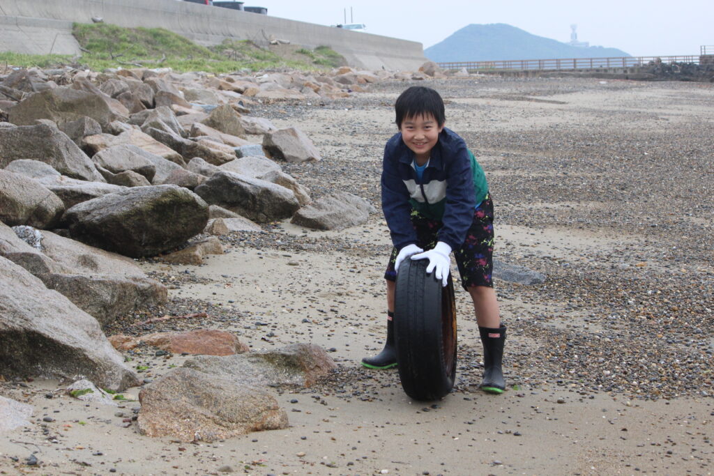 家族連れで参加し一生懸命ゴミ拾いに取り組む様子