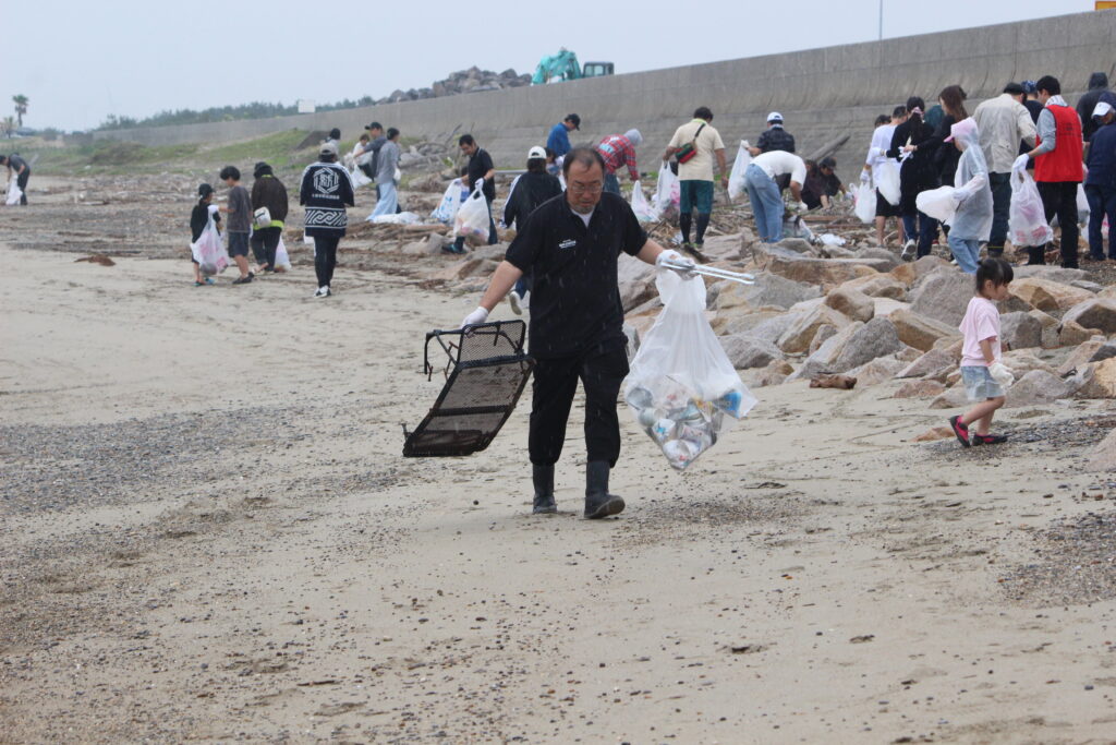 不法投棄された大型ゴミを撤去する参加者たち