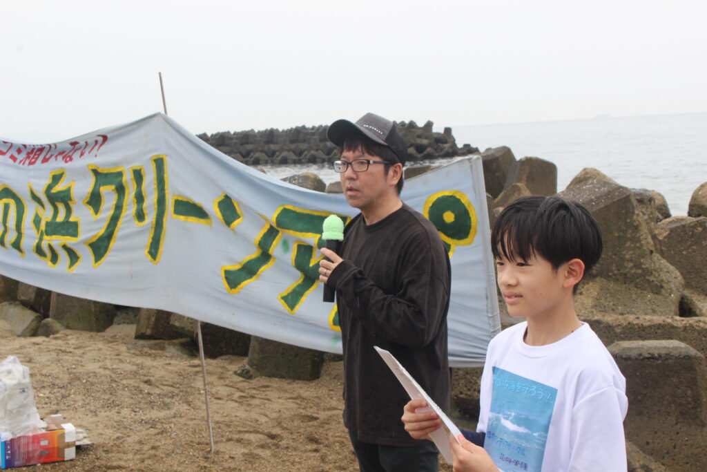 子どもたちが大型ゴミのタイヤを協力して運ぶ微笑ましい光景