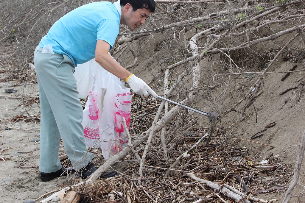 不法投棄されたゴミ袋を発見し回収作業を行う様子