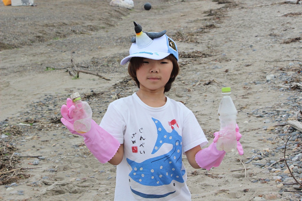 長年継続参加しているパチンコオータスタッフが熱心にゴミ回収に取り組む姿