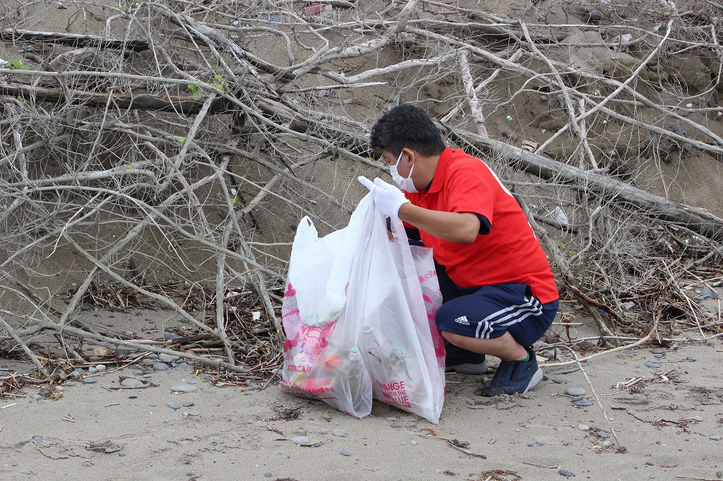 活動を終えて満足感を得る参加者たちの笑顔