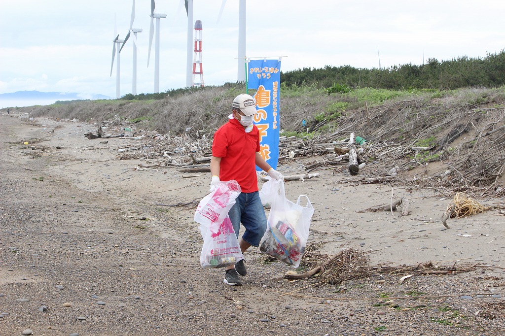 チームワークを発揮しながら効率よくゴミ回収に取り組む参加者たち
