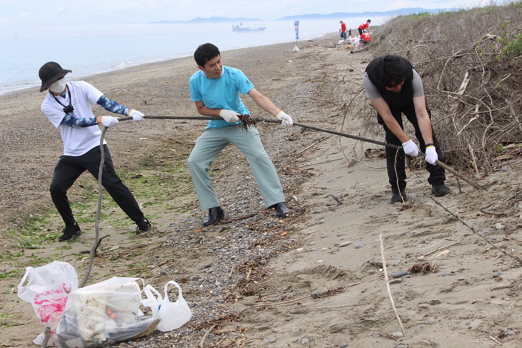 天候に関わらず熱心にクリーンアップ活動に取り組む参加者たち