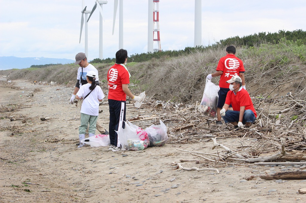 長年の蓄積によって海岸に残されたゴミの実態を目の当たりにする様子