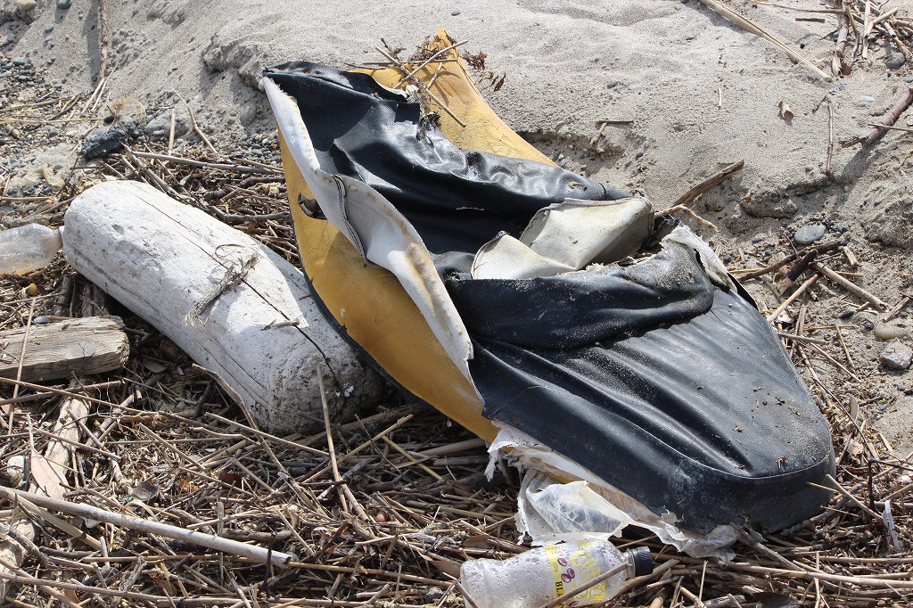 アラコ株式会社の参加者たちが協力してゴミ収集に取り組む様子