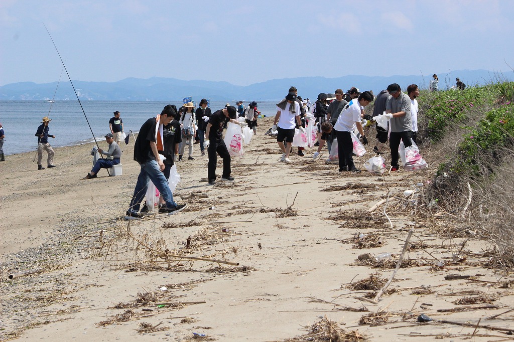 福江中ドリームの会の中学生たちが積極的に海岸清掃に参加