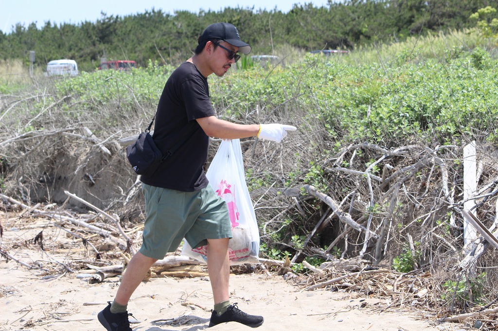 ヒラメの稚魚を受け取り放流の準備をする参加者たち