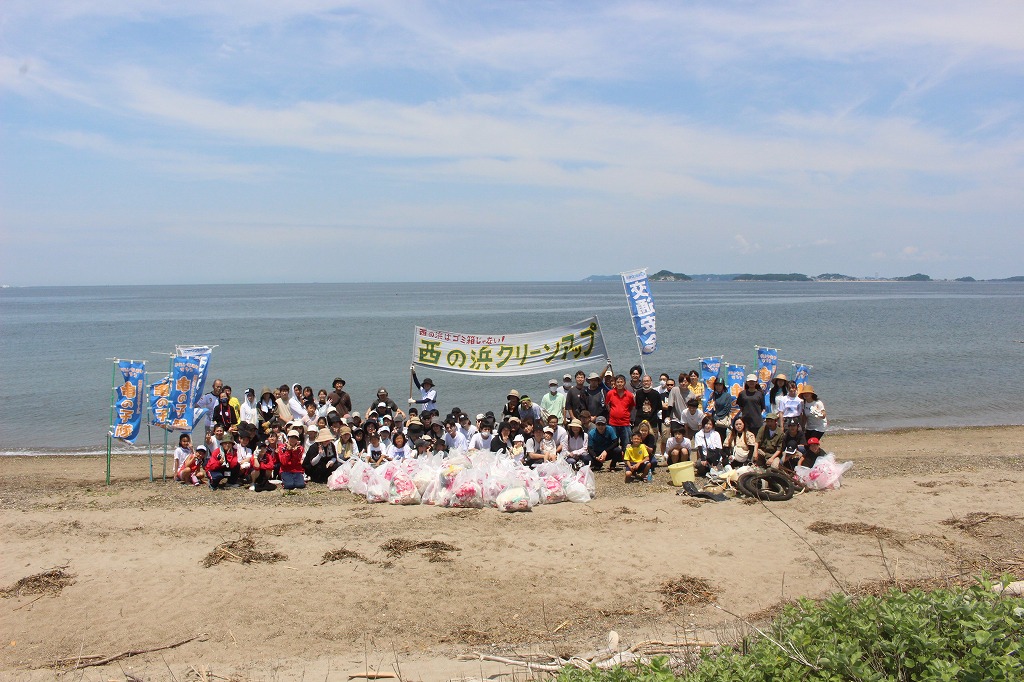 放流されたヒラメの稚魚が泳いでいく様子を観察する子どもたち