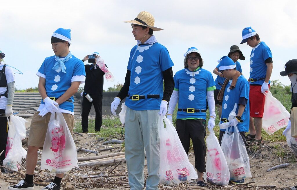 第365回西の浜クリーンアップ｜海の日にブルーサンタ74名参加