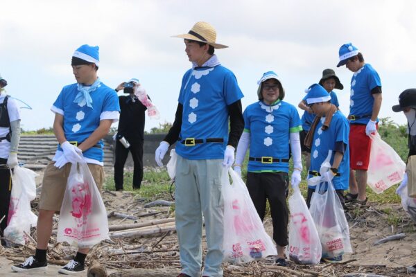 第365回西の浜クリーンアップ｜海の日にブルーサンタ74名参加