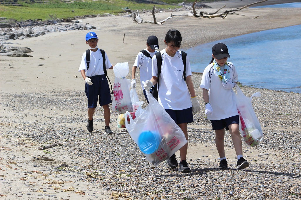 回収されたゴミの分別と集計作業を行う参加者たち