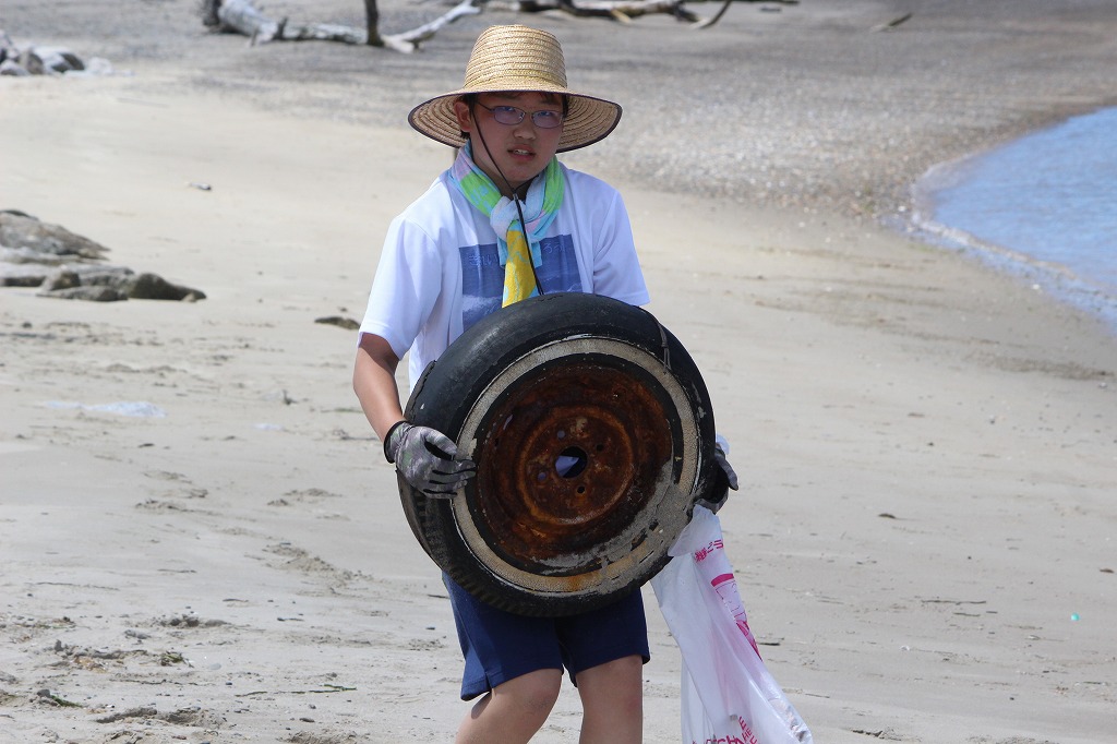 海の日クリーンアップ活動を終えた74名の参加者による集合写真