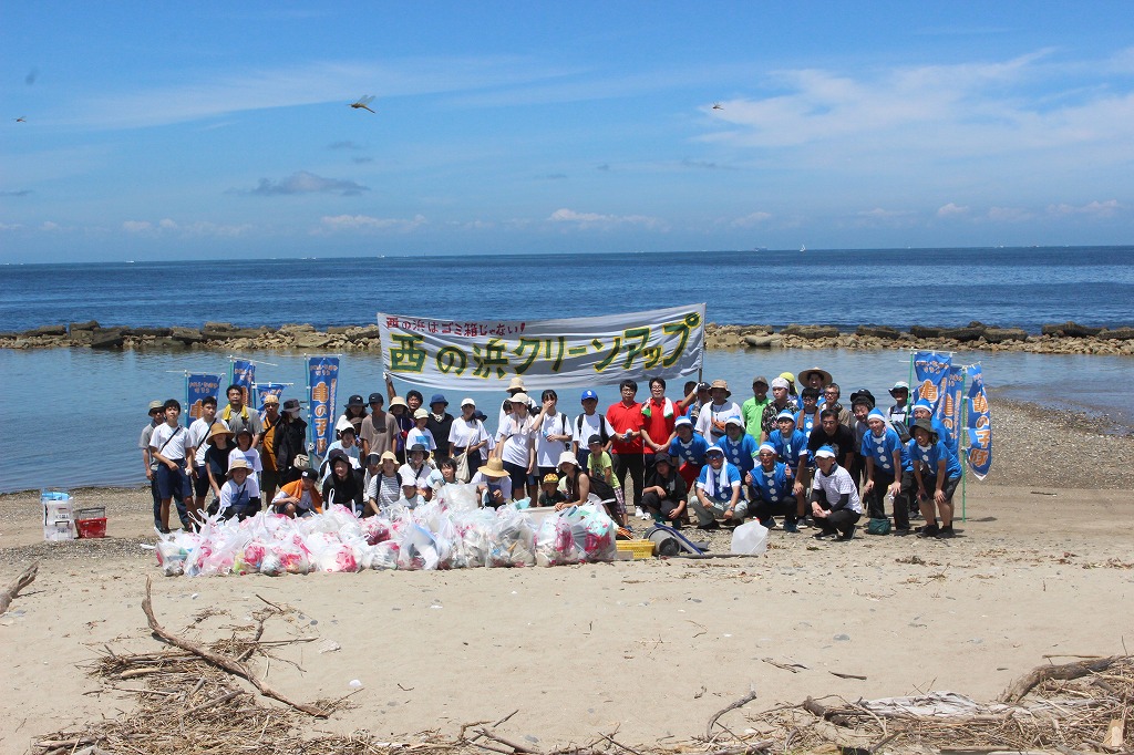 子どもたちが一生懸命に企業への手紙を書いている様子