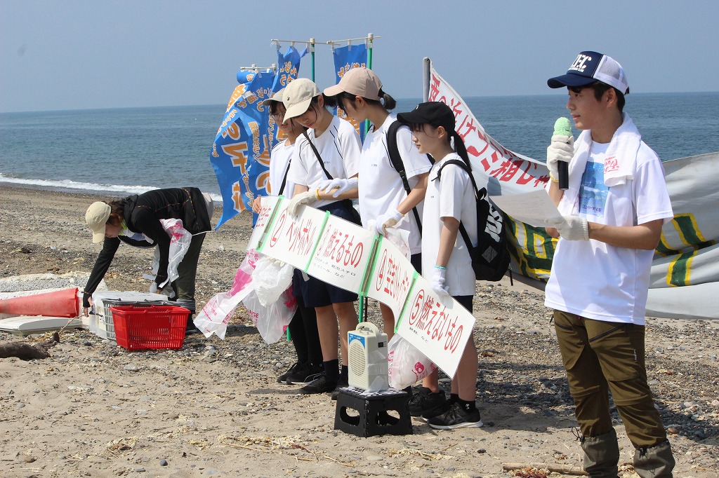 海岸に打ち上げられた大型家電冷蔵庫を発見した参加者たち