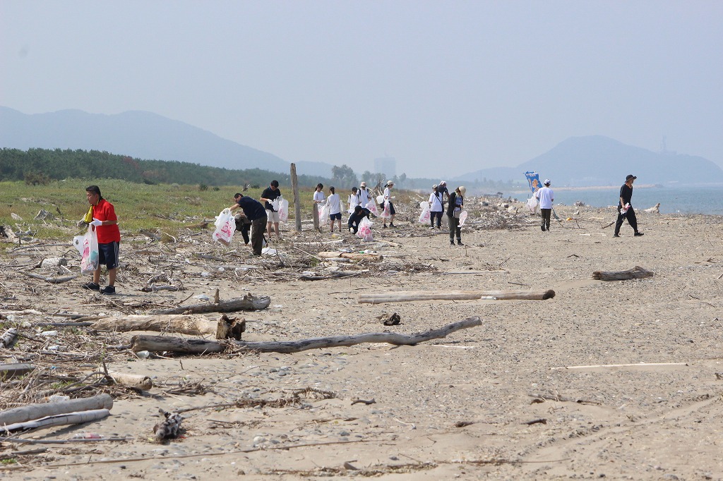 上流域から流れ着いた土地境界杭などの特徴的なゴミを回収