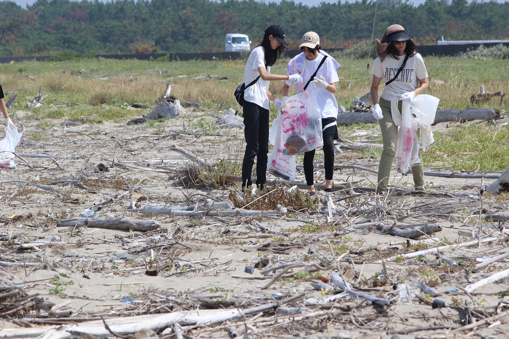 真夏の暑さの中でも積極的にゴミ分別作業に取り組む参加者