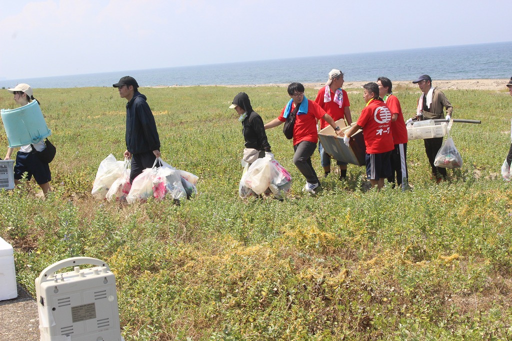 活動によってきれいになった西の浜海岸の美しい風景