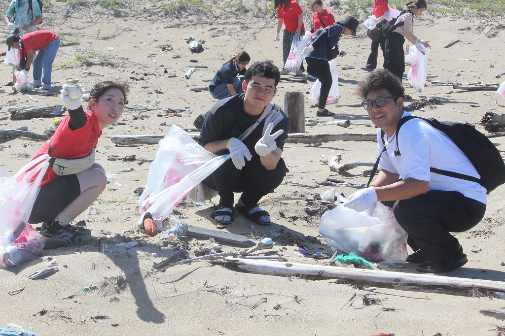 参加者が海岸でクリーンアップ活動に取り組む様子