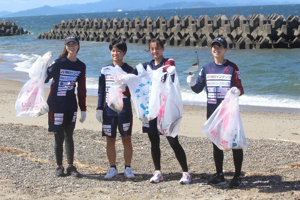 朝日インテック・ラブリッジ名古屋選手が参加者と一緒に活動