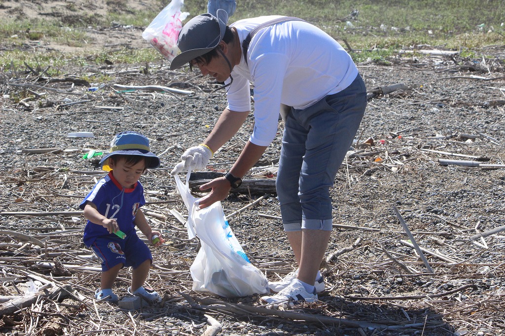 商船三井グループの参加者による海ゴミ回収作業
