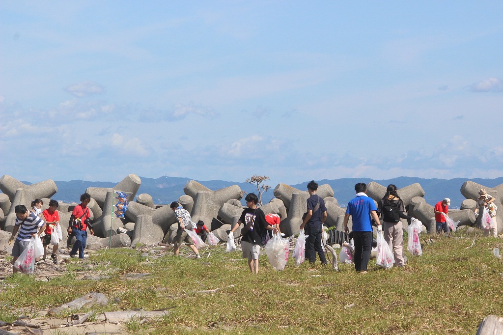 参加者が協力して大型ゴミを運ぶ様子