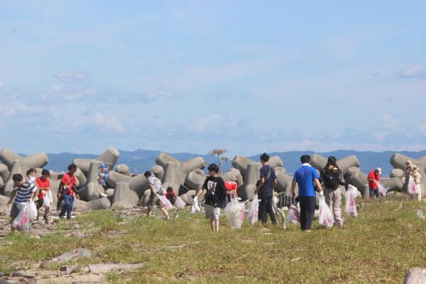 第367回西の浜クリーンアップ｜商船三井・ローターアクト等104名参加で280kg回収