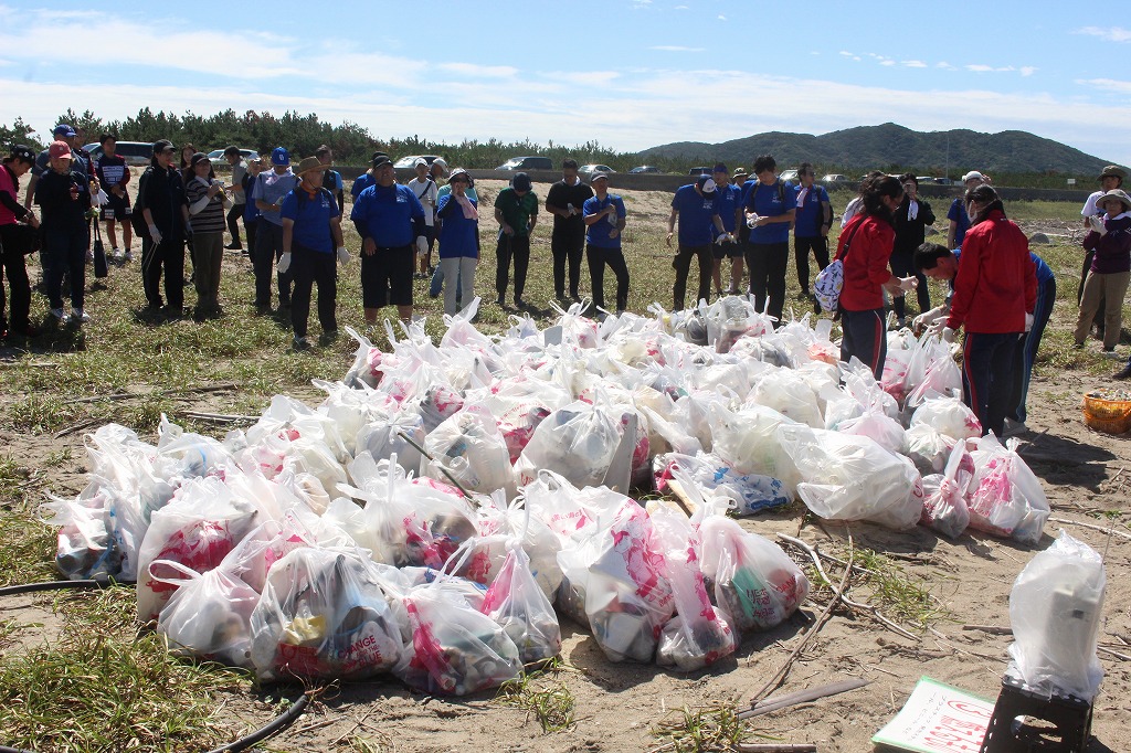 クリーンアップ活動で回収されたゴミ袋の山