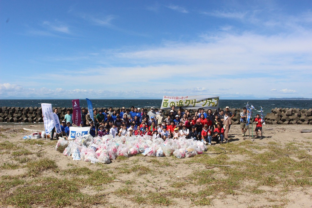 第367回西の浜クリーンアップ活動の参加者104名の集合写真