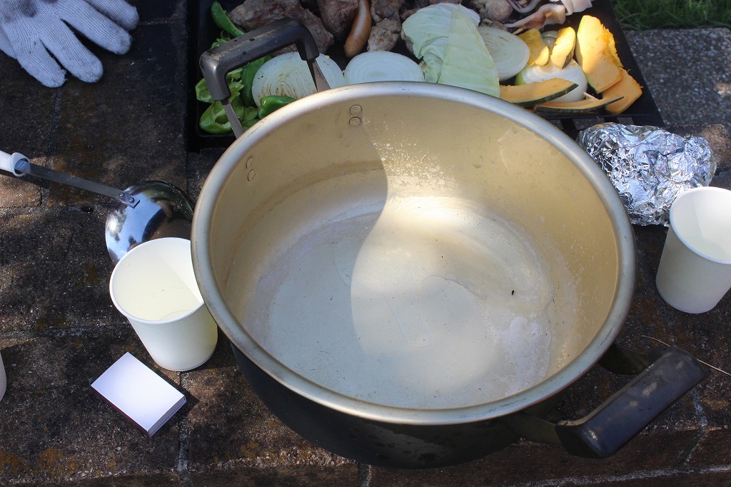 塩づくり体験で薪を燃やしている鍋の様子