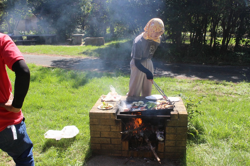 塩づくりの火を調整している参加者たち